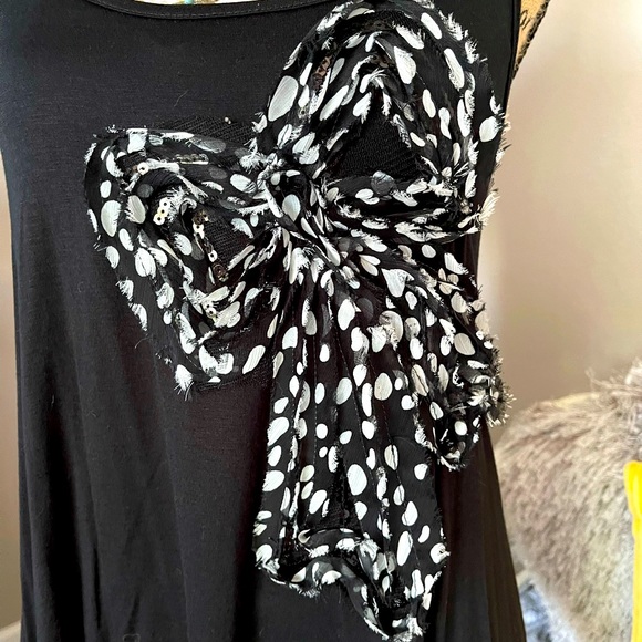Adorable racer back style tank with fun bow! - Picture 2 of 4